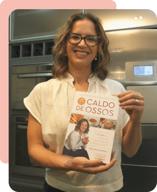 Dra. Bianca Bonete segurando o Livro A Revolucionária Dieta do Caldo de Ossos